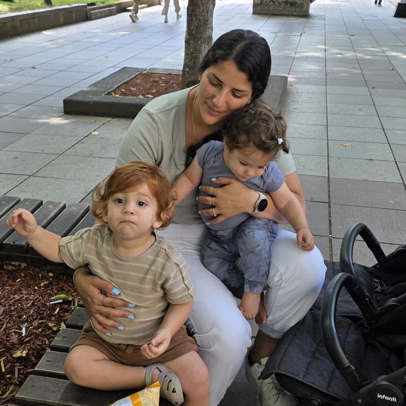 שקמה על ספסל בפארק עם שני הילדים