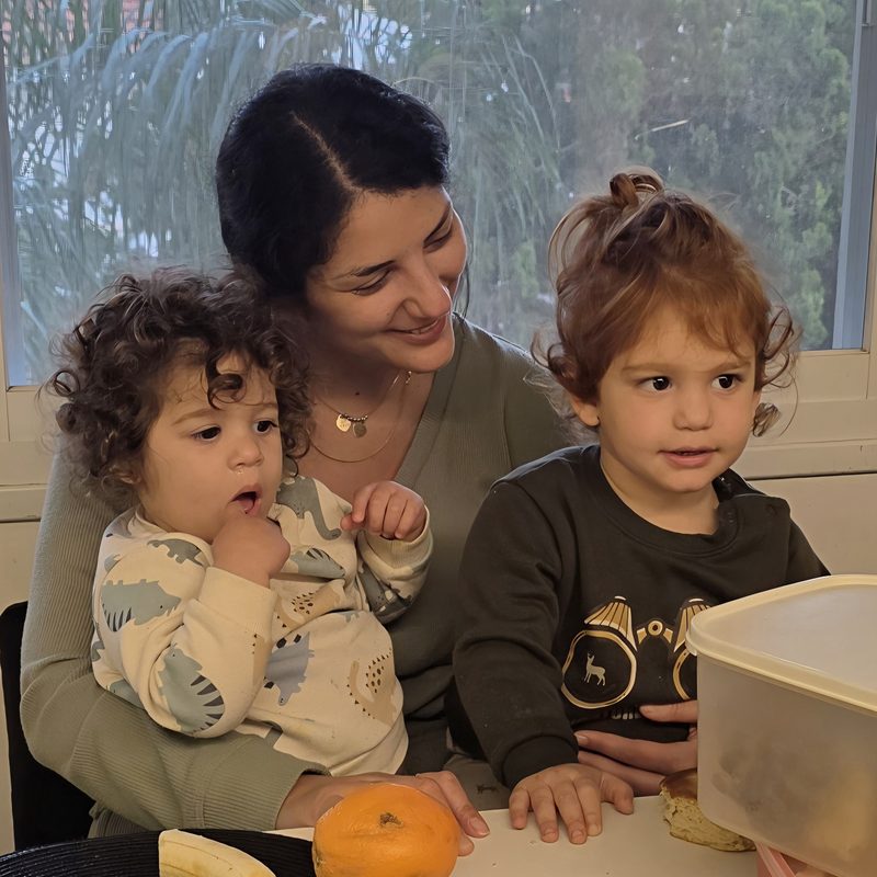 שקמה עם שני הילדים ליד שולחן ארוחת הבוקר
